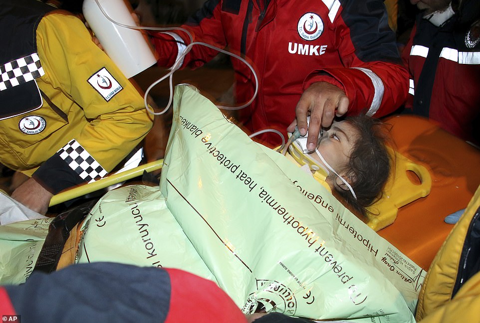 تقديم الإسعافات للطفلة التركية عقب إنقاذها من تحت أنقاض الزلزال