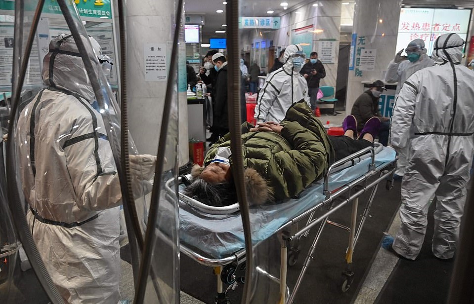 23869692-7929657-A_patient_is_treated_for_coronavirus_in_Wuhan_Red_Cross_Hospital-a-17_1579994498464