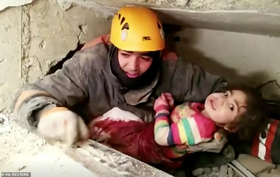 لحظة إنقاذ الطفلة من تحت أنقاض زلزال تركيا