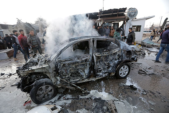 الدخان يرتفع من سيارة محترقة في موقع انفجار شاحنة في عزاز