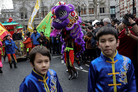 الممثلون يشاركون في عرض السنة القمرية الصينية الجديدة وسط لندن