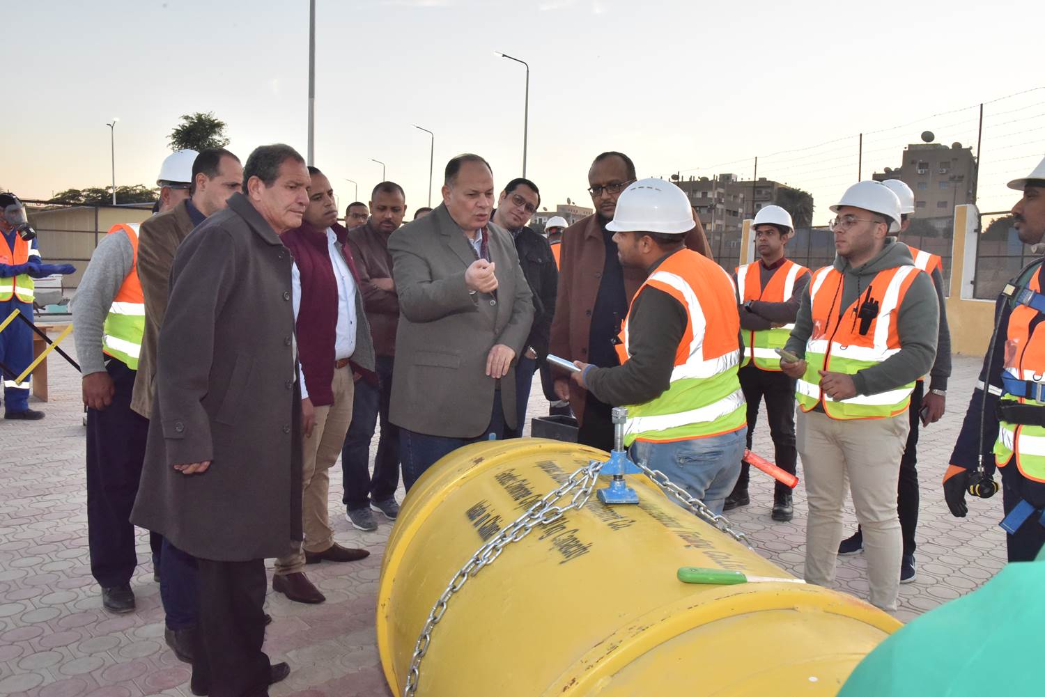 تفقد محطة مياه نزلة عبد اللاه ومركز السلامة والصحة المهنية والمعمل المركزي (10)