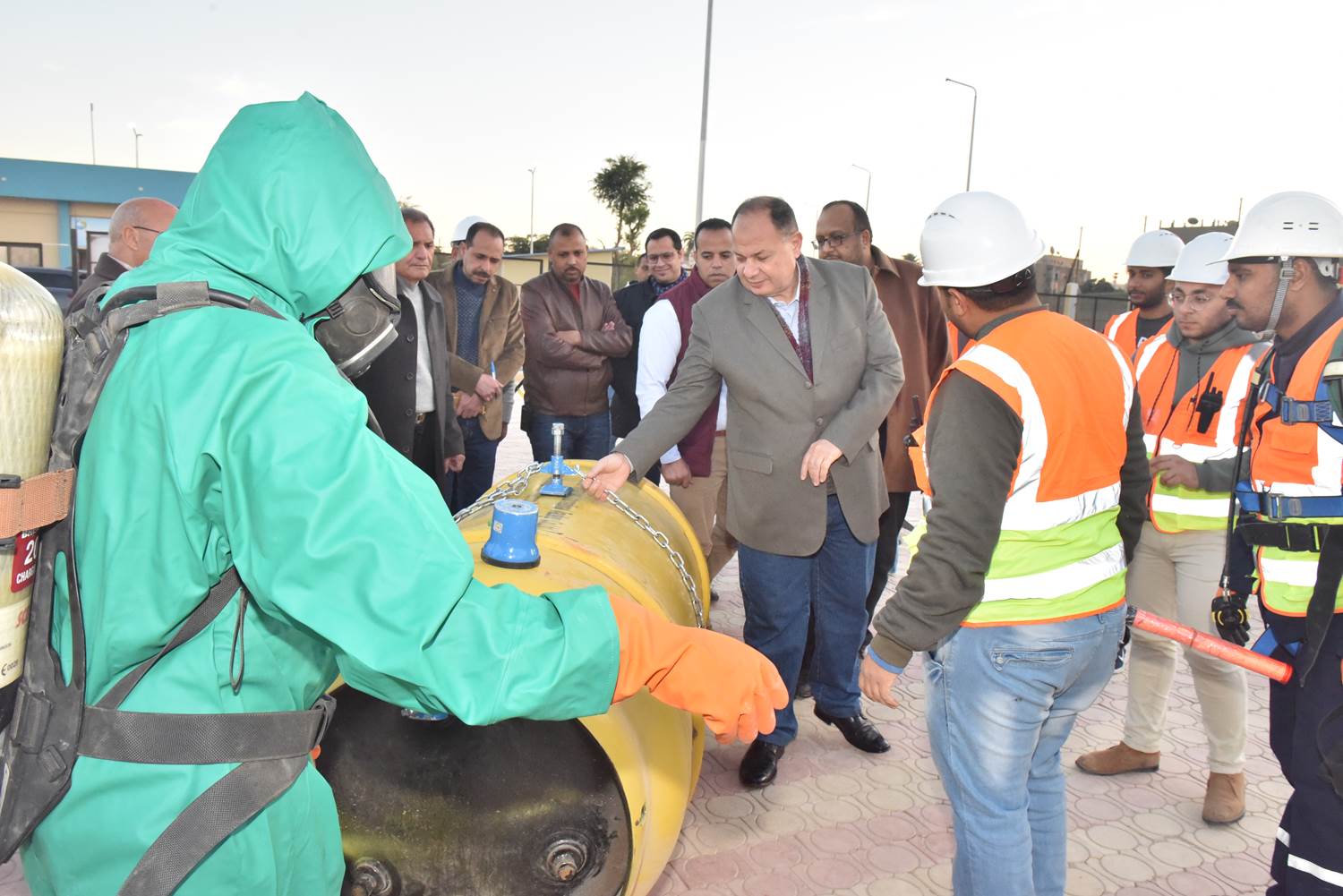 تفقد محطة مياه نزلة عبد اللاه ومركز السلامة والصحة المهنية والمعمل المركزي (11)