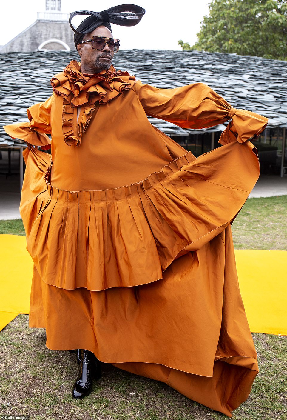 بيلى بورتر فى جلسة تصوير بفستان برتقالى