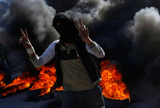 متظاهر-عراقى-وصورة-تذكارية-مع-النيران-المندلعة