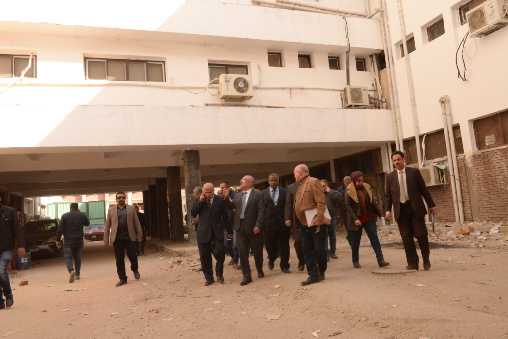 رئيس جامعة أسيوط يجرى جولة تفقدية موسعة داخل المستشفى الجامعي (15)