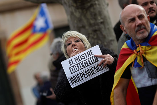 احتجاجات امام برلمان برشلونة