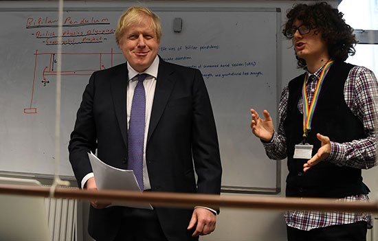 رئيس الوزراء البريطاني يزور مدرسة كينجز للرياضيات في لندن