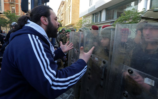 متظاهر-يحاول-التحدث-مع-قوات-الأمن-اللبنانية