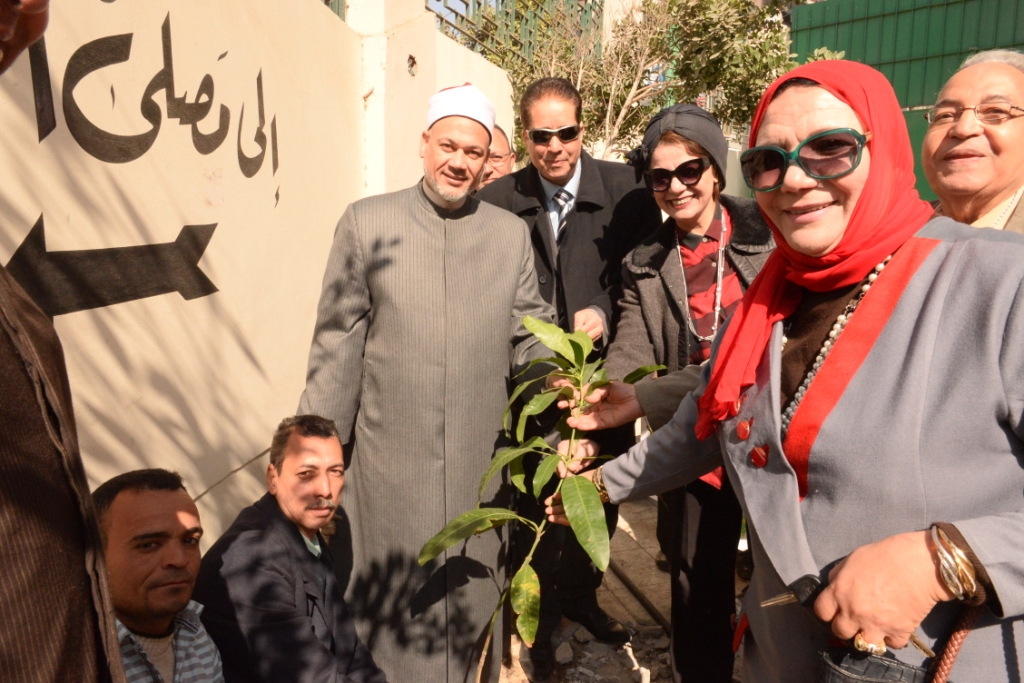 زراعة أشجار مثمرة بمساجد وكنائس أسيوط ضمن يوم البيئة الوطنى 2020 (8)
