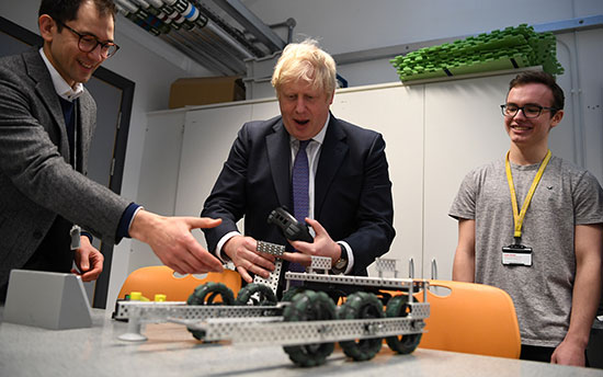 رئيس الوزراء البريطاني جونسون يزور مدرسة كينجز للرياضيات في لندن