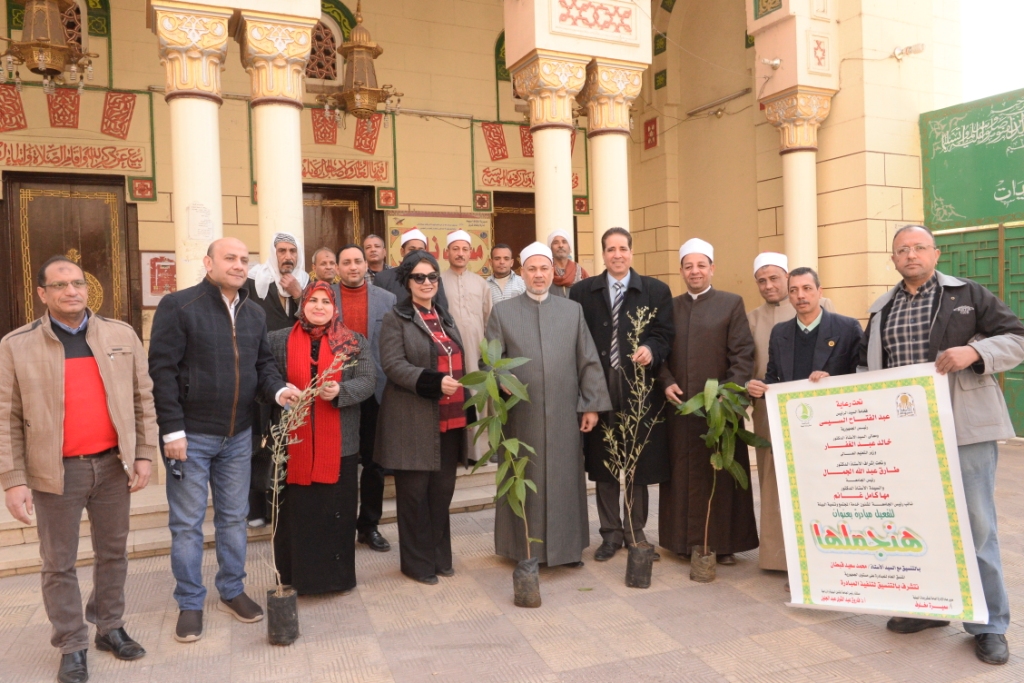 زراعة أشجار مثمرة بمساجد وكنائس أسيوط ضمن يوم البيئة الوطنى 2020 (7)