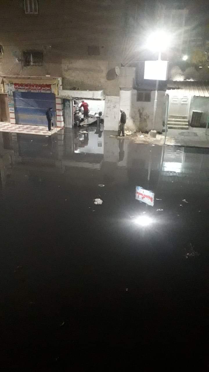 غرق شوارع منطقة أبو شاهين بالمحلة بمياه الصرف الصحى (2)