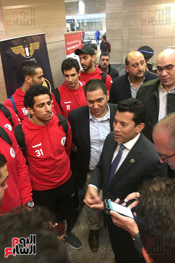 وصول بعثة منتخب كرة اليد لمطار القاهرة بعد التتويج ببطولة افريقيا (14)