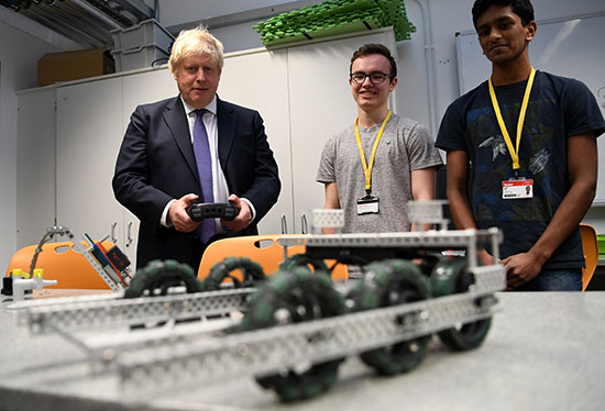 يستخدم رئيس الوزراء البريطاني جونسون روبوتًا صممه الطلاب أثناء زيارته لمدرسة كينغز للرياضيات