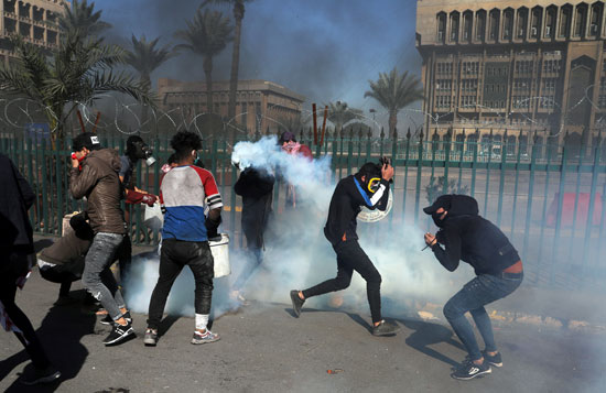 شرطة-العراق-تستخدم-قنابل-الغاز-لتفريق-المتظاهرين