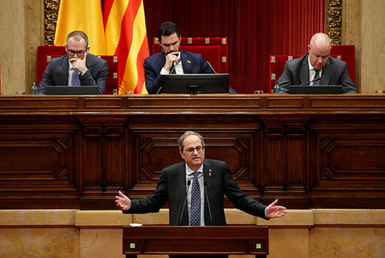 زعيم حكومة كاتالونيا الإقليمية كيم تورا يحضر جلسة برلمانية في برلمان كاتالونيا في برشلونة