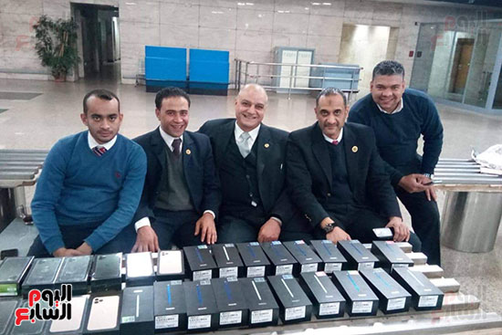 جمارك مطار القاهرة تضبط محاولتى تهريب عدد من الهواتف المحمولة (1)