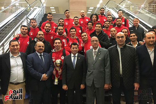 وصول بعثة منتخب كرة اليد لمطار القاهرة بعد التتويج ببطولة افريقيا (12)