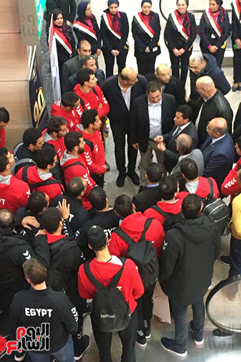 وصول بعثة منتخب كرة اليد لمطار القاهرة بعد التتويج ببطولة افريقيا (16)