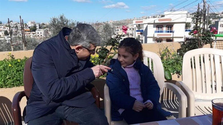 وزير التربية اللبنانى يتحدث مع الطفلة