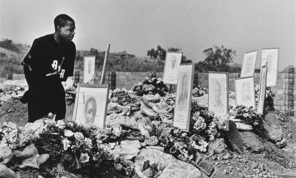 كالوشا بواليا أمام مقابر زملائه بعد تحطم الطائرة المنكوبة