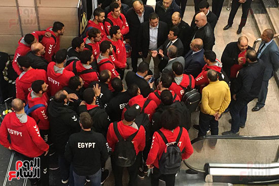 وصول بعثة منتخب كرة اليد لمطار القاهرة بعد التتويج ببطولة افريقيا (15)