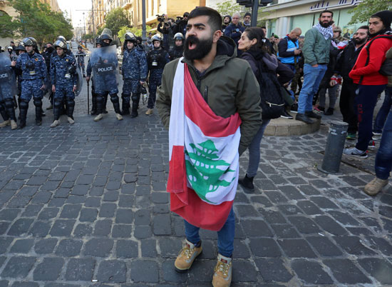 متظاهر-لبنانى-أمام-البرلمان