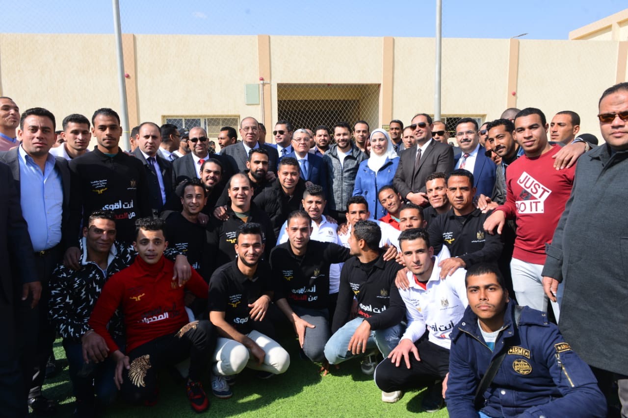 أحمد  حسن  عميد لاعبى العالمي يشارك المتعافين من الادمان لعب كرة القدم (3)