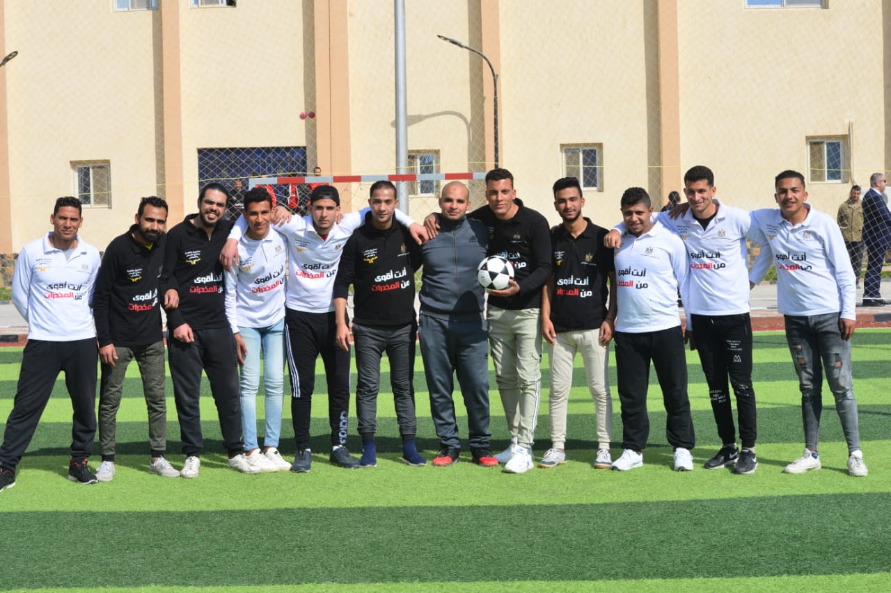 أحمد  حسن  عميد لاعبى العالمي يشارك المتعافين من الادمان لعب كرة القدم (1)