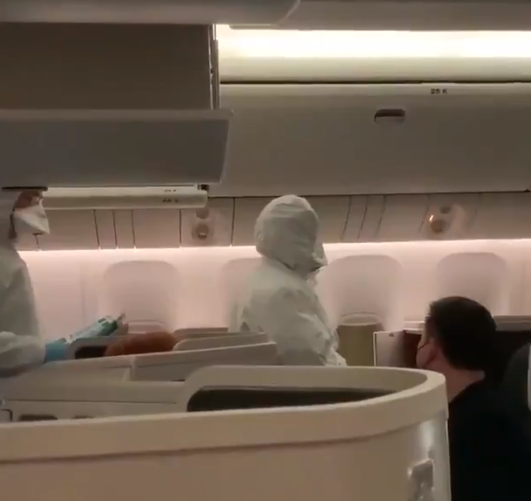 الاطباء على الطائرة الصينية