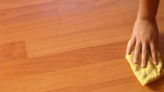 نصائح لتنظيف الأرضية الخشبية