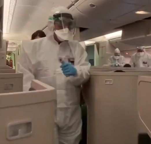 الاطباء يمرون على الطائرة الصينية