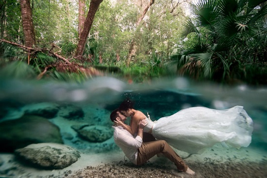 صورة ساحرة لعروسين تحت الماء