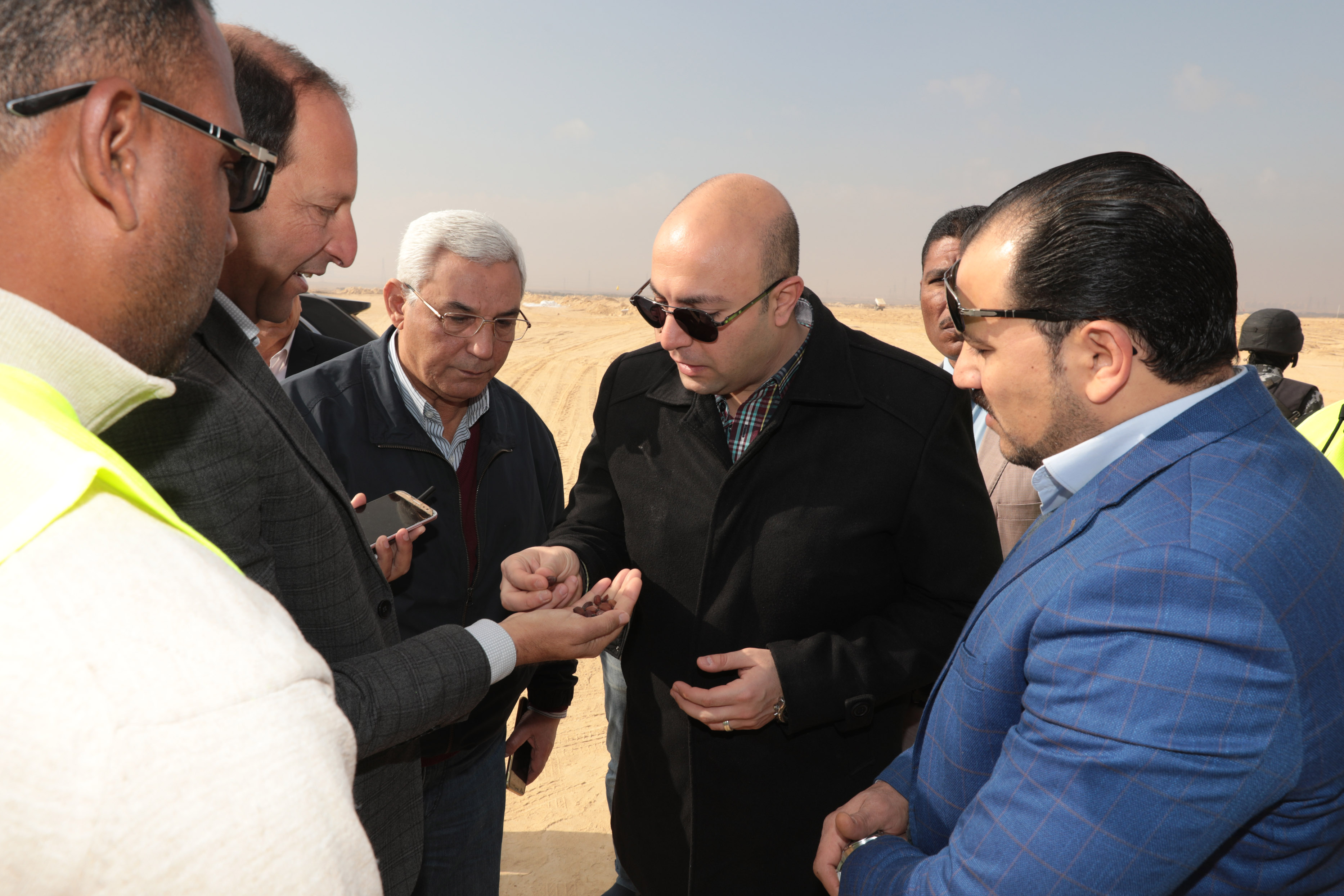 محافظ بنى سويف يتفقد أعمال مشروع محطة الصرف الصحى ببياض العرب (6)