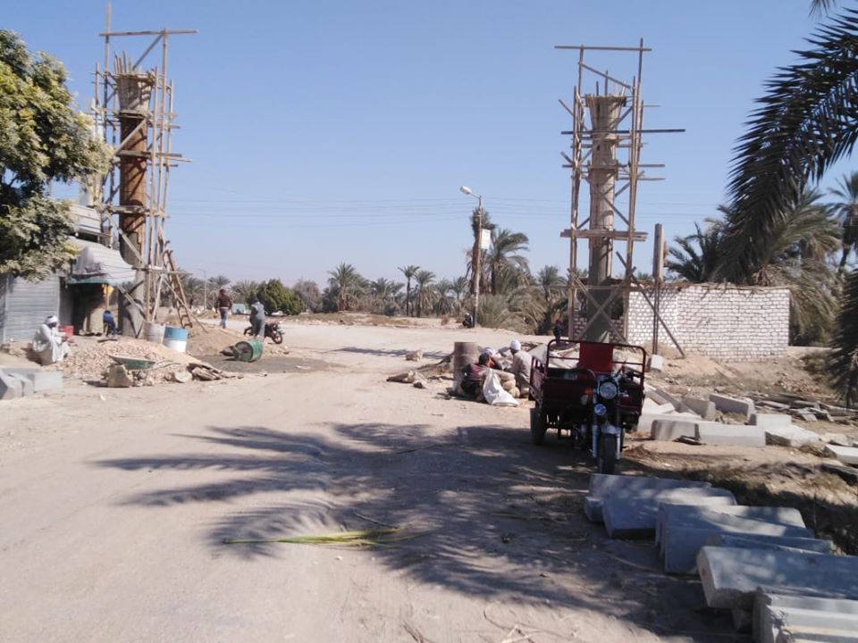 بدء أعمال تركيب بوابة لمدخل الطريق الصحراوى الغربي جنوب الأقصر (1)