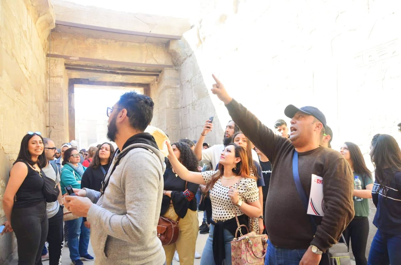 وفد شبابي من أبناء المصريين بالخارج يزور مدينة الأقصر ويشاهد أبرز معالمها الأثرية (2)