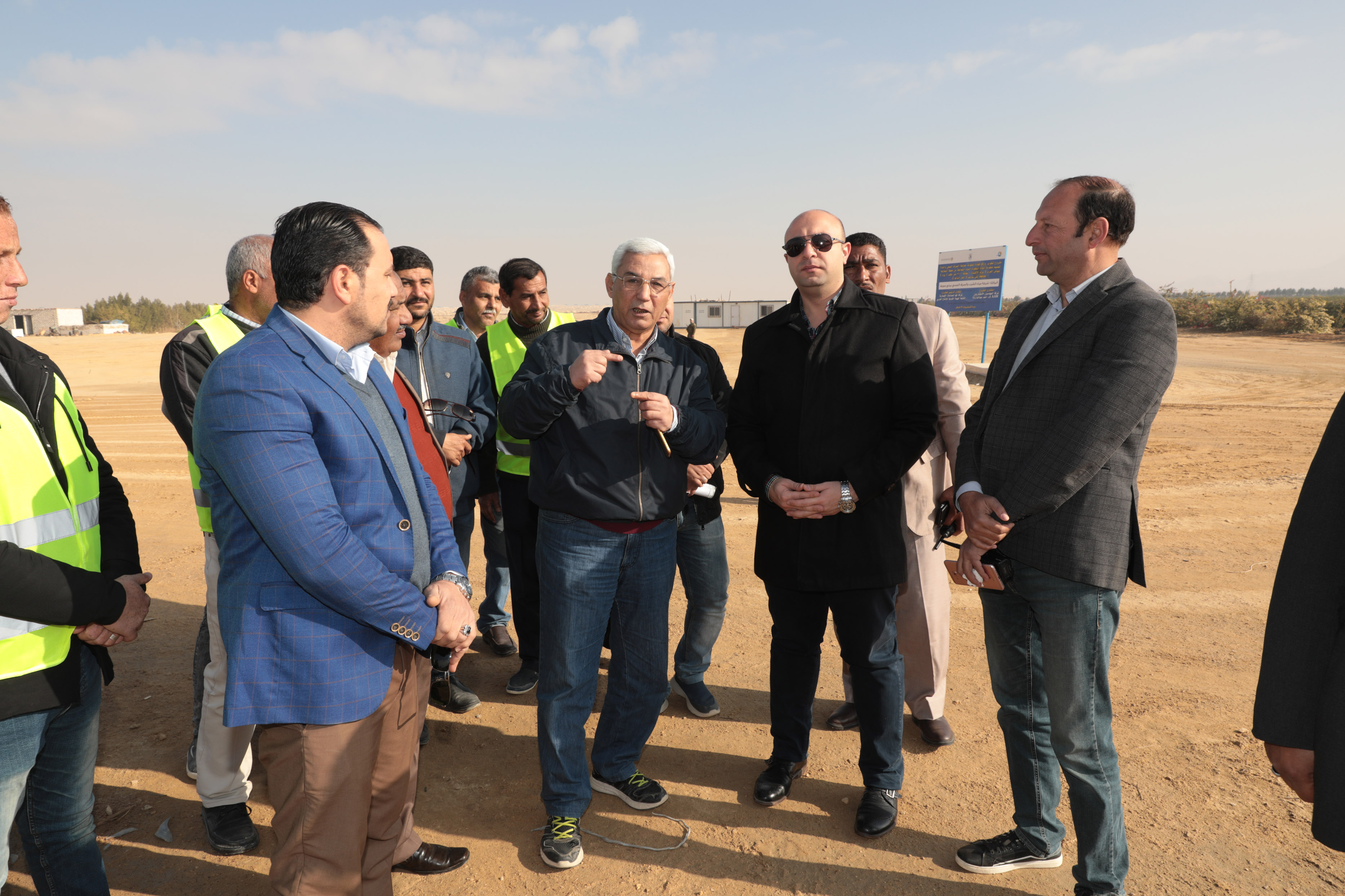 محافظ بنى سويف يتفقد أعمال مشروع محطة الصرف الصحى ببياض العرب (7)