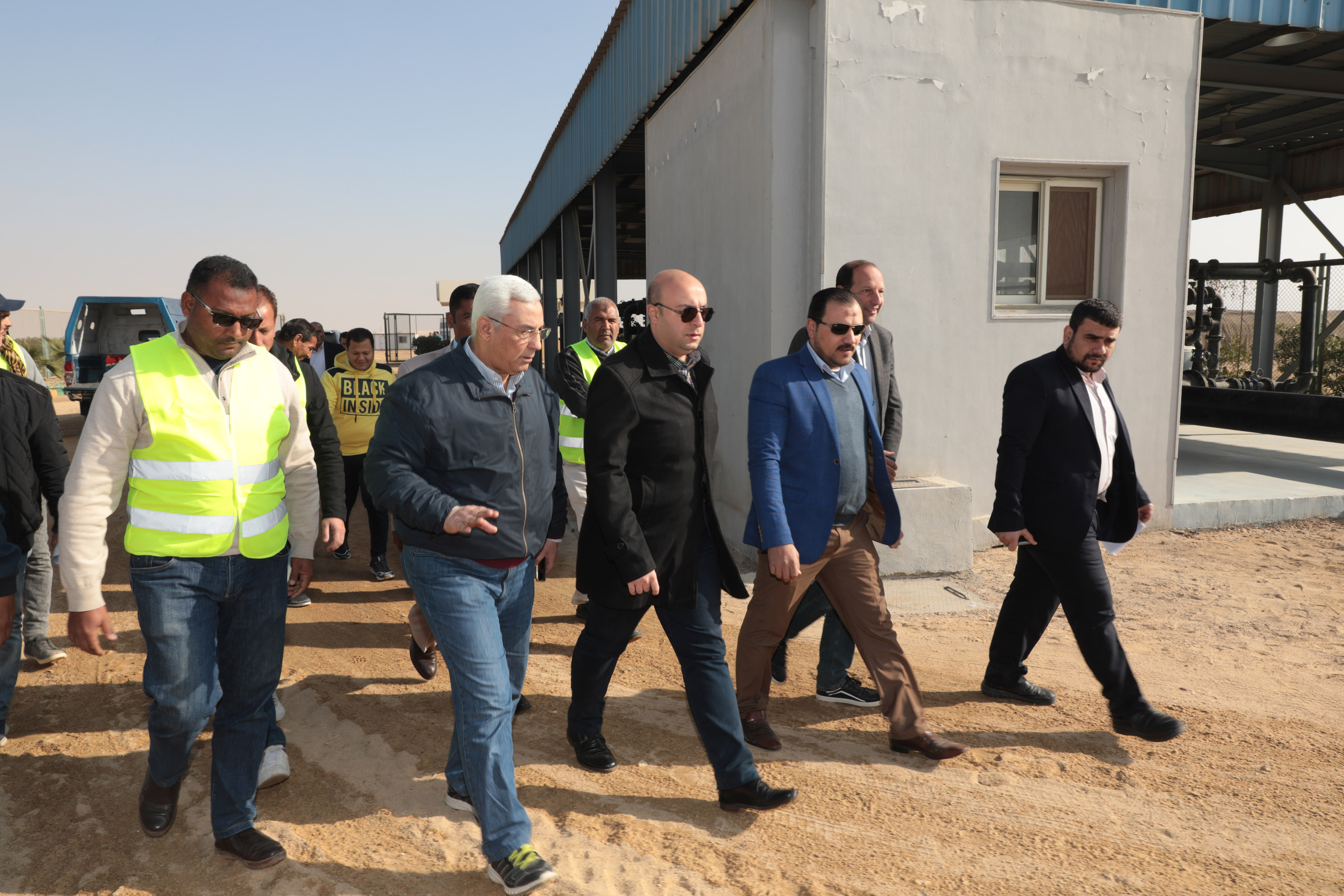 محافظ بنى سويف يتفقد أعمال مشروع محطة الصرف الصحى ببياض العرب (3)