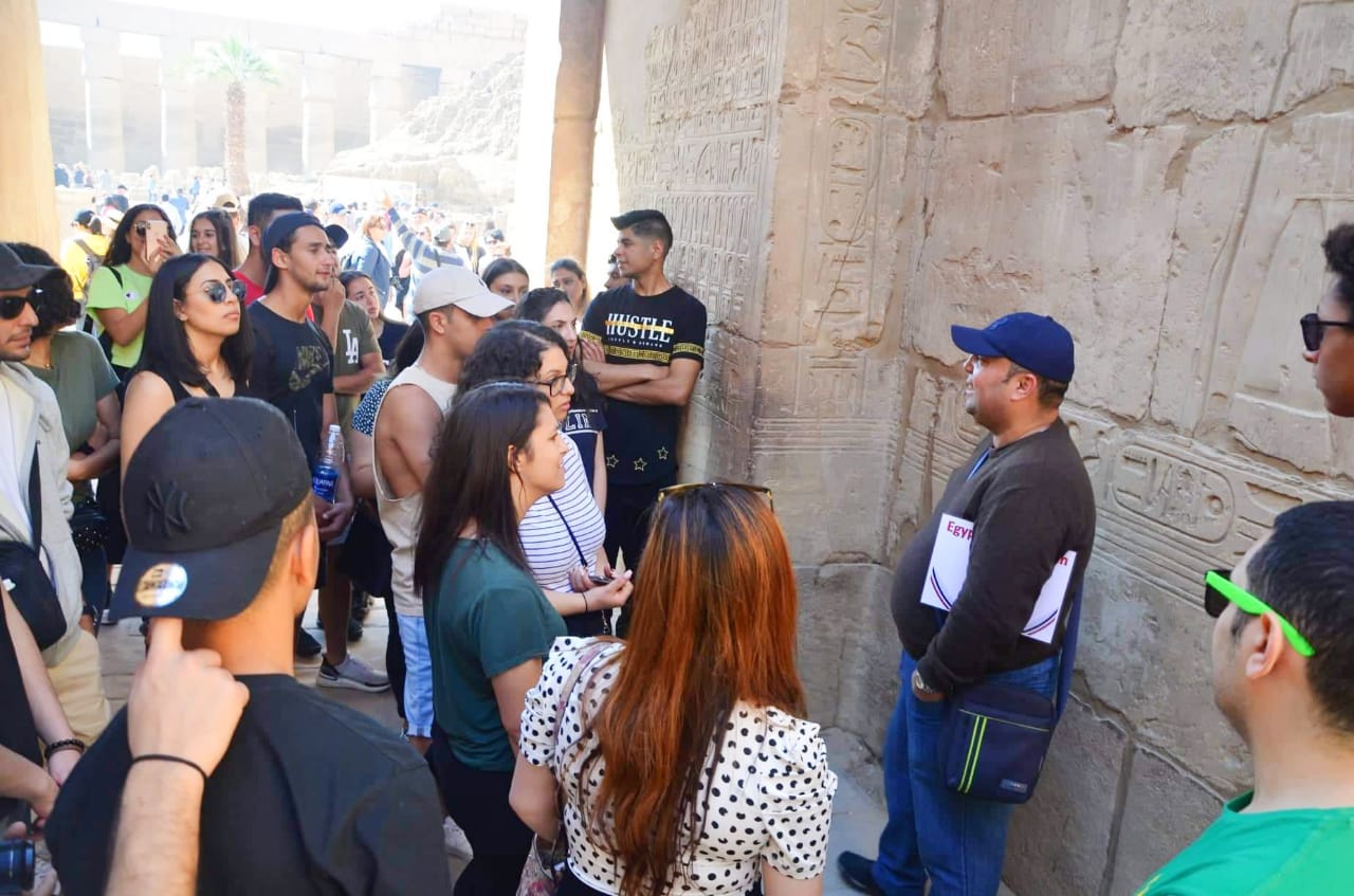 وفد شبابي من أبناء المصريين بالخارج يزور مدينة الأقصر ويشاهد أبرز معالمها الأثرية (3)