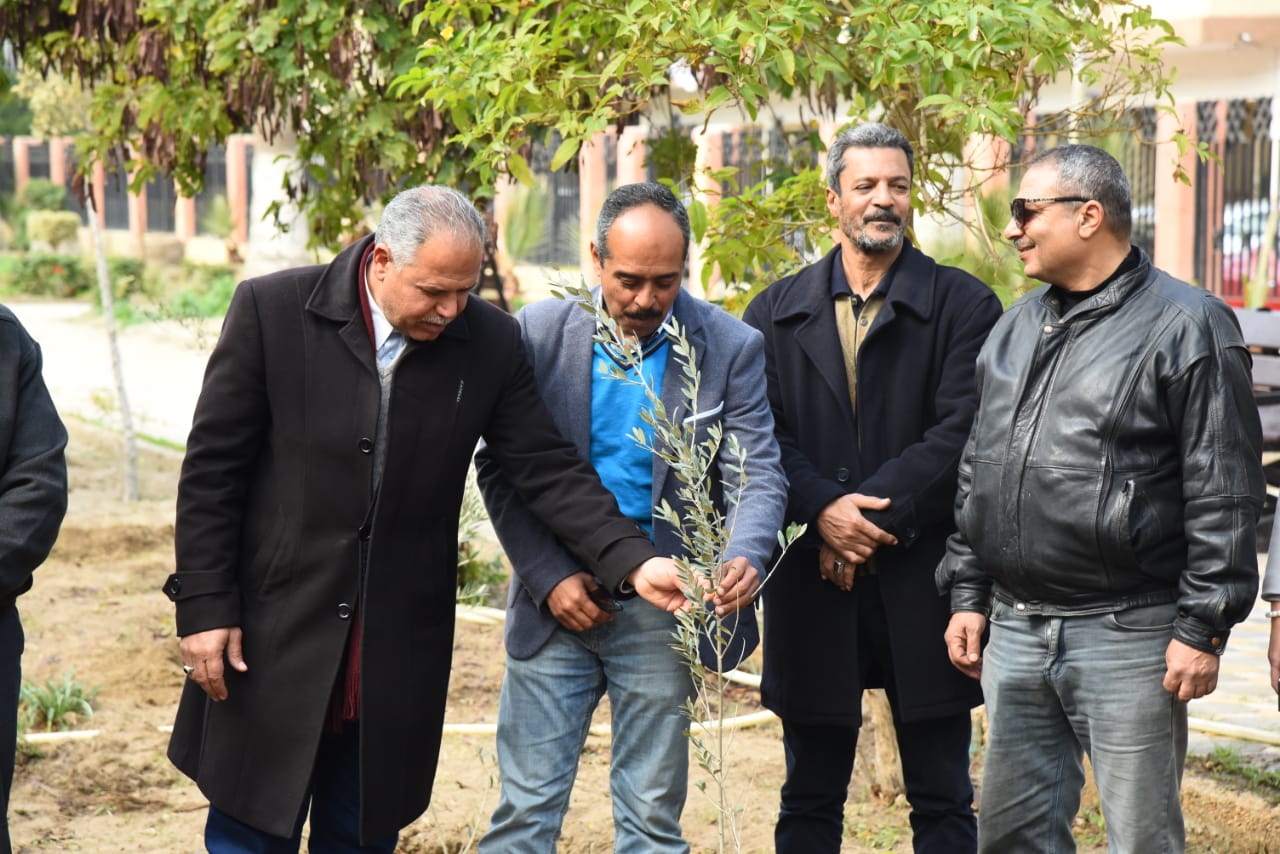 زراعة أشجار مثمرة ضمن مبادرة اتحضر للأخضر ببورسعيد (4)