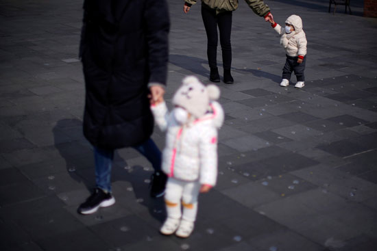 الأطفال يرتدون الكمامات بشوارع الصين