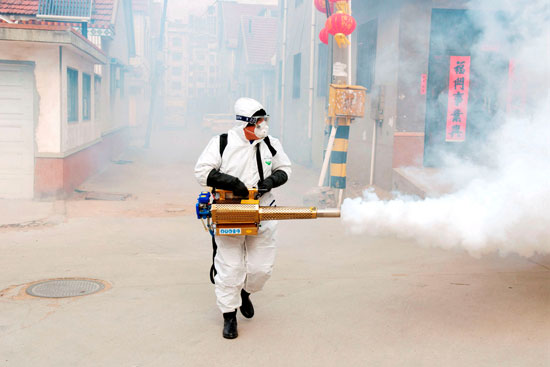 تطهير الشوارع الصينية لمكافحة فيروس كورونا