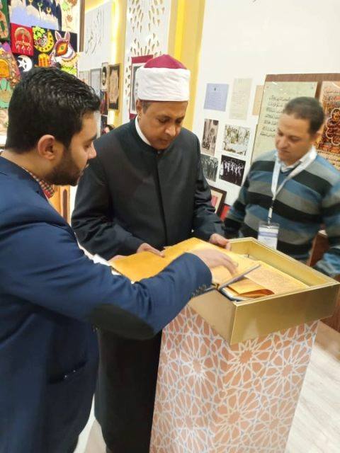 رئيس منطقة الأقصر الأزهرية يتفقد جناح الأزهر بمعرض القاهرة الدولي للكتاب (1)