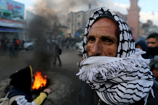 فلسطينى-يشارك-فى-الاحتجاجات-الغاضبة