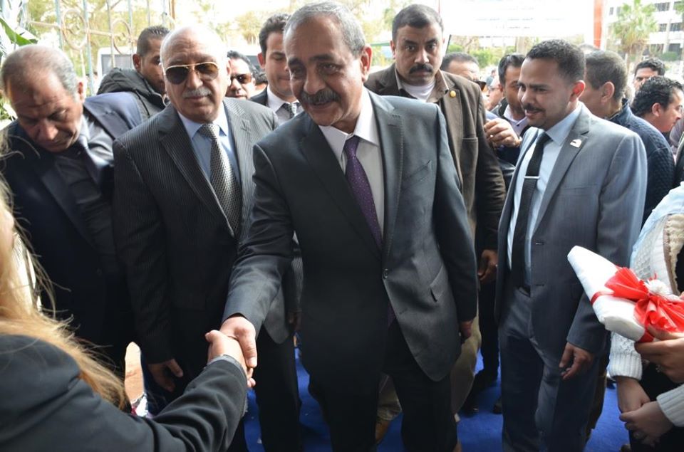 1- المحافظ يفتتح المعرض 1- المحافظ يفتتح المعرض