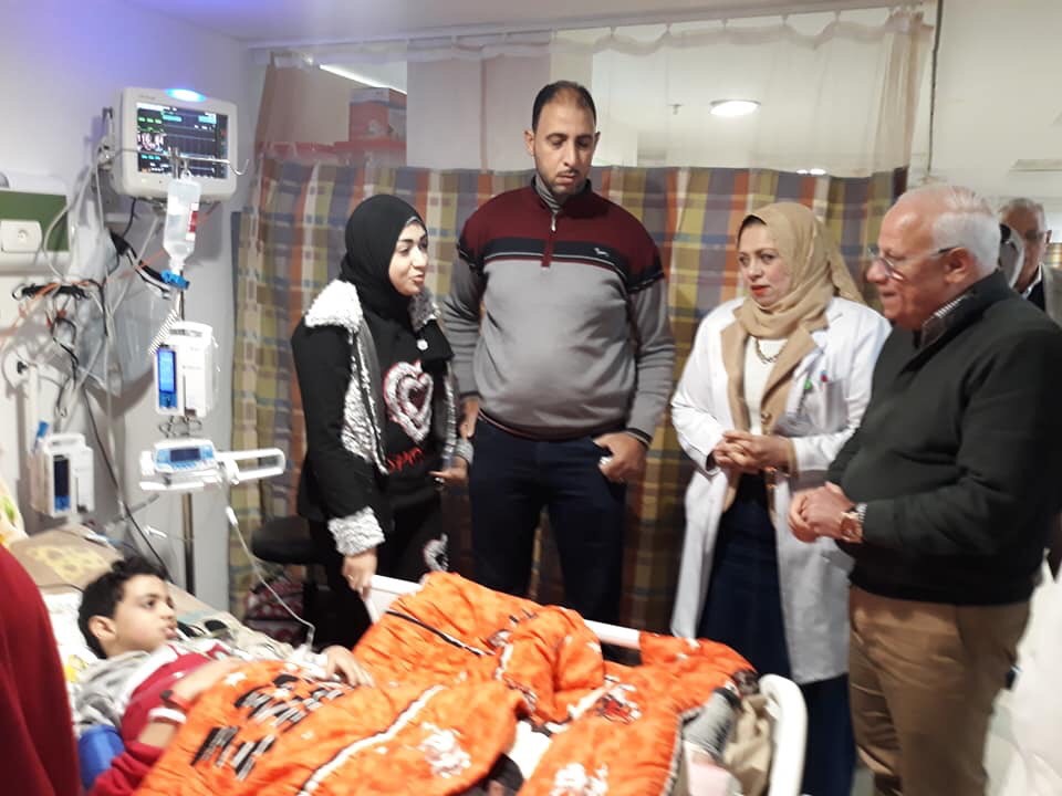 محافظ بورسعيد يزور الطفل المصاب في حادث المصعد (5)