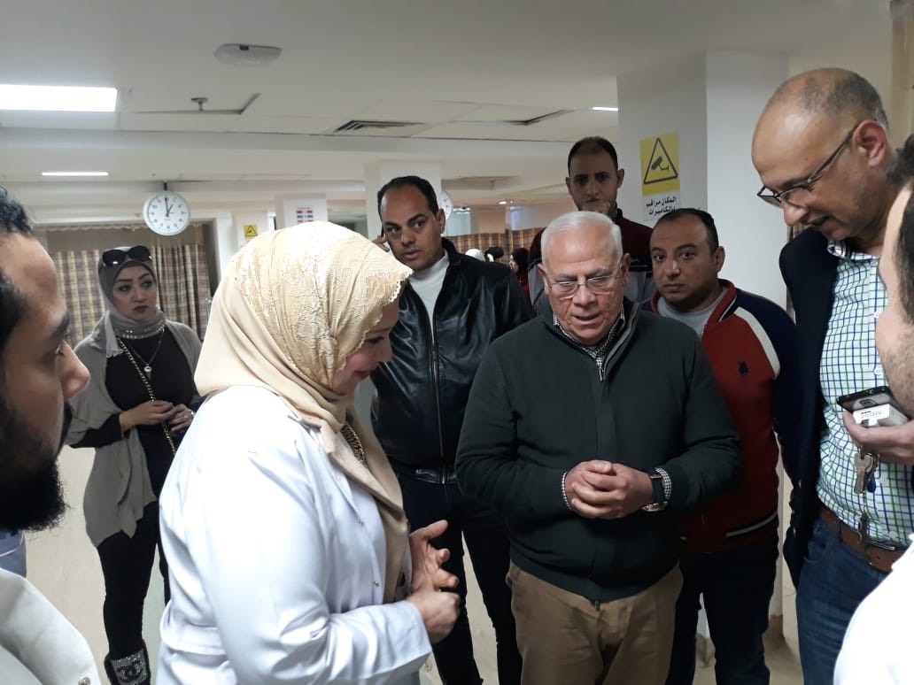 محافظ بورسعيد يتفقد سير العمل بمستشفي السلام (2)