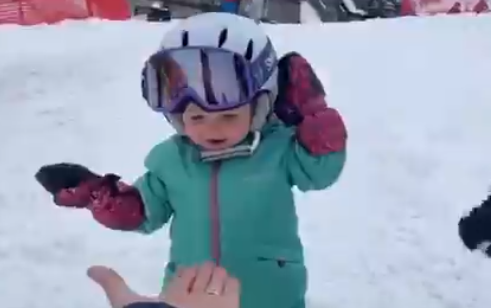 طفلة امريكية لحظة تزلجها على الجليد