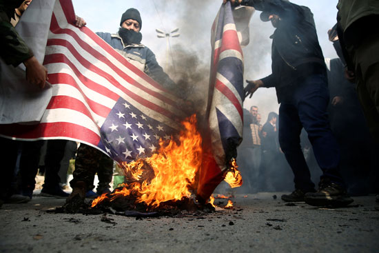 حرق أعلام أمريكا وبريطانيا